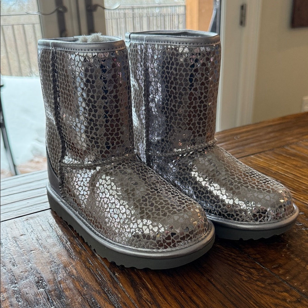 UGG Kids' T Classic II Gel Hearts Fashion Boot NEW! Size 3 girls